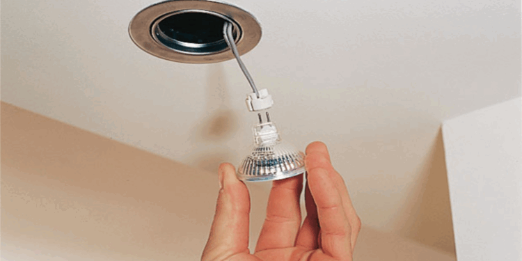 Точечные светильники вместо привычной люстры