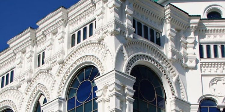 Главные достоинства фасадного декора из стеклофибробетона и правила его установки