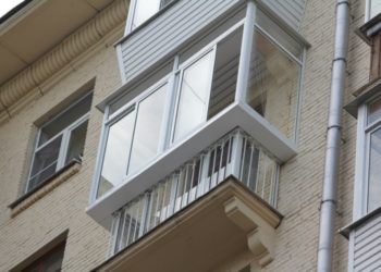 Особенности устройства остекления балкона с выносом: каким правилам следовать