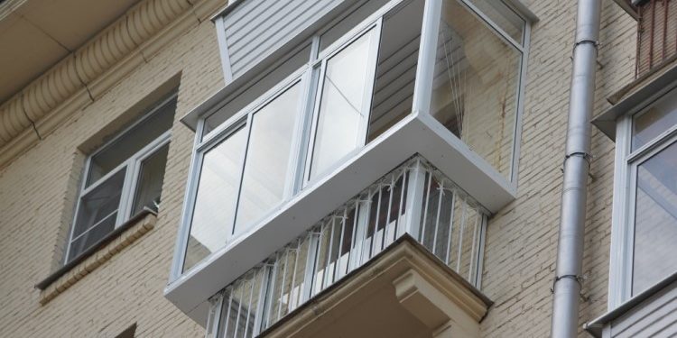 Особенности устройства остекления балкона с выносом: каким правилам следовать