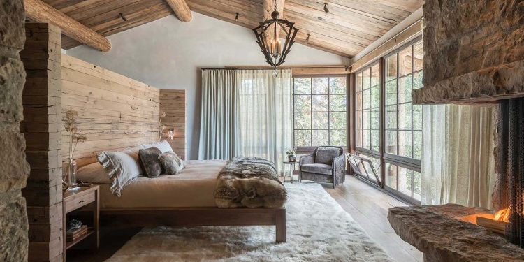 Как оформить спальню в стиле рустик: полезные советы по выбору мебели