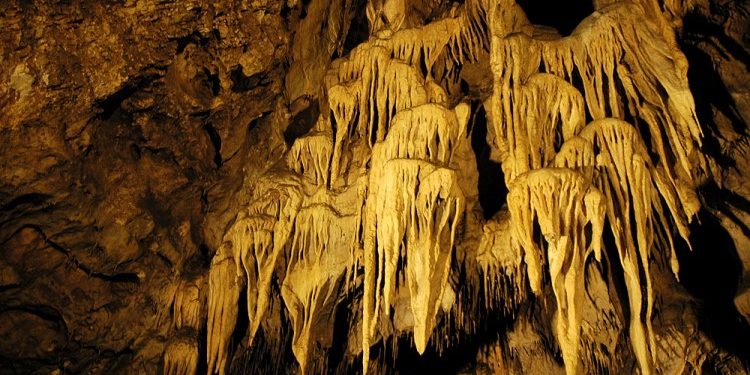 Что представляют собой сталактиты и сталагмиты: их особенности