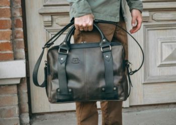 Как ввести кожаную мужскую сумку в свой гардероб: полезные советы