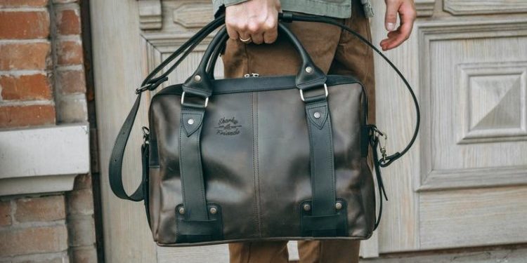 Как ввести кожаную мужскую сумку в свой гардероб: полезные советы