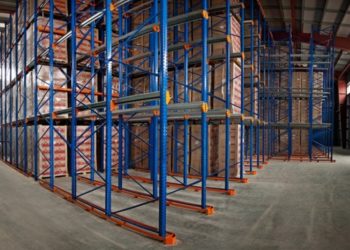 Как осуществляется установка металлических стеллажей для склада: правила работы