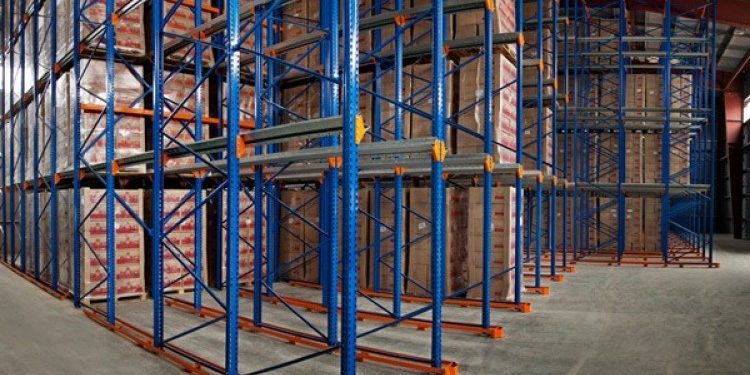 Как осуществляется установка металлических стеллажей для склада: правила работы
