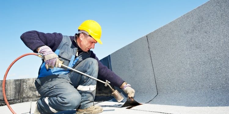 Как осуществляется ремонт мембранной кровли: основные правила