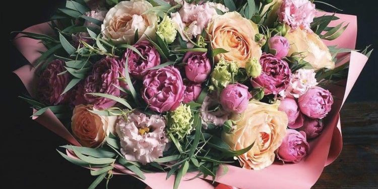 Особенности работы с пионовидными розами: с какими цветами они сочетаются