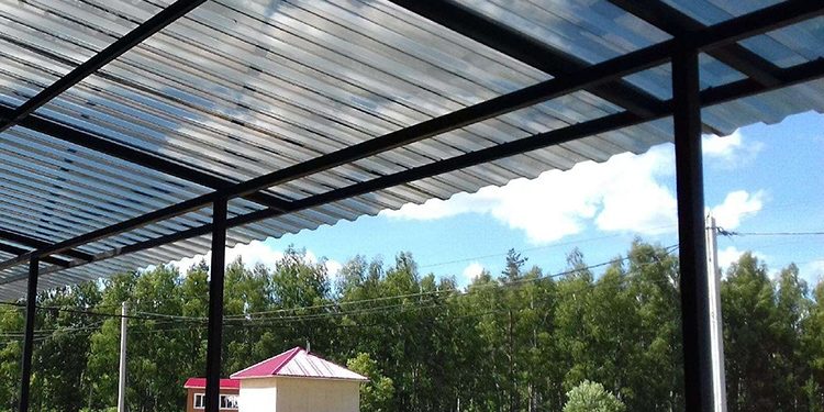 Преимущества профилированного поликарбоната и особенности его использования