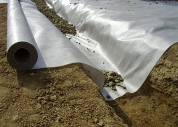 Что представляет собой термоскрепленный геотекстиль и какими достоинствами он обладает