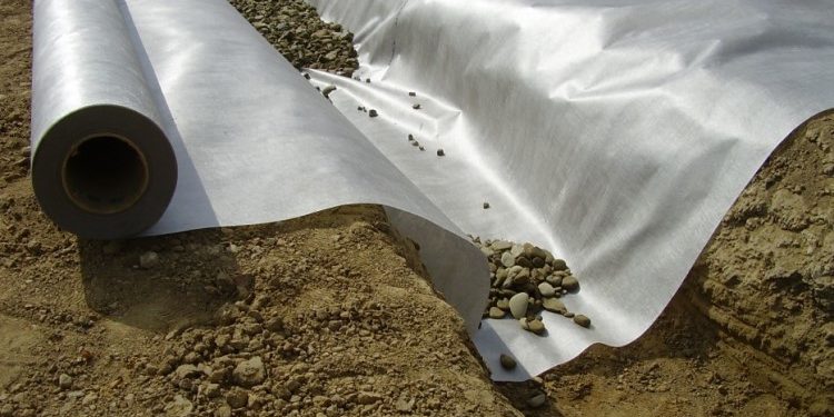 Что представляет собой термоскрепленный геотекстиль и какими достоинствами он обладает