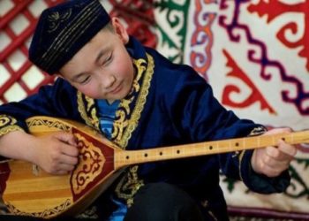 Как научиться играть на домбре: полезные советы для новичков