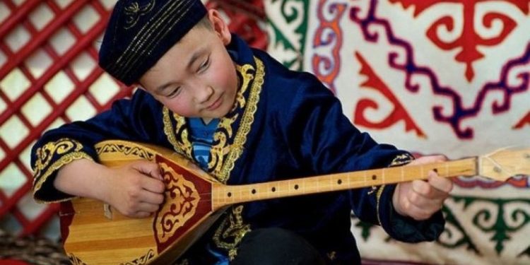 Как научиться играть на домбре: полезные советы для новичков
