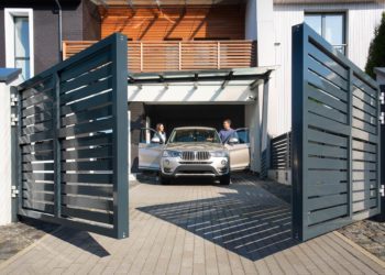 Технология монтажа распашных ворот: из каких этапов состоит процесс