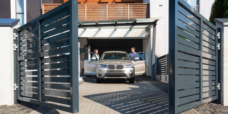 Технология монтажа распашных ворот: из каких этапов состоит процесс