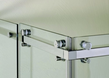 Каким требованиям должна соответствовать фурнитура для стекла и как осуществляется ее установка