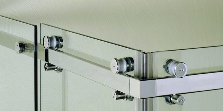 Каким требованиям должна соответствовать фурнитура для стекла и как осуществляется ее установка