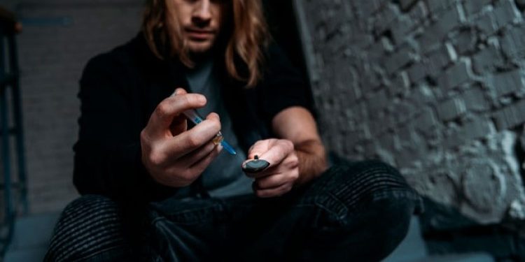 Особенности жизни с наркоманом: как помочь ему избавиться от зависимости