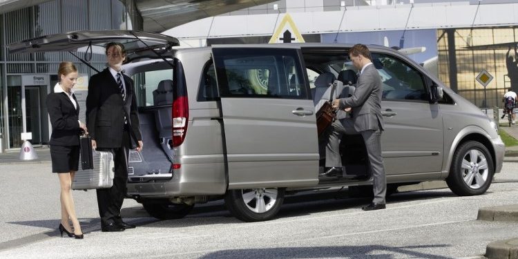 Почему удобно использовать трансфер из аэропорта: его преимущества