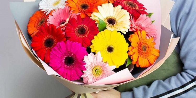 Интересные идеи оформления букета из гербер: чем дополнить композицию