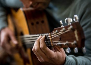 Что нужно узнать об игре на гитаре в первую очередь: полезные советы