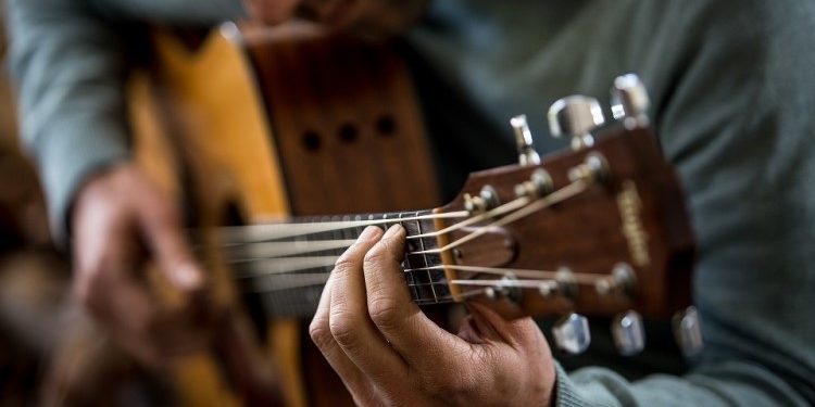 Что нужно узнать об игре на гитаре в первую очередь: полезные советы