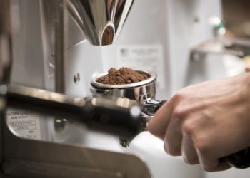 Як відремонтувати кавомашину, якщо кава почала повільно текти