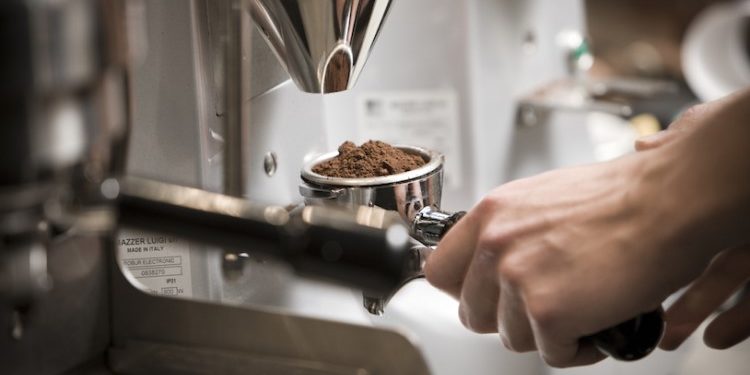 Як відремонтувати кавомашину, якщо кава почала повільно текти