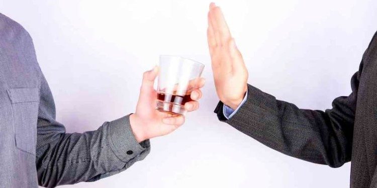 Как можно помочь человеку на ранних стадиях алкогольной зависимости