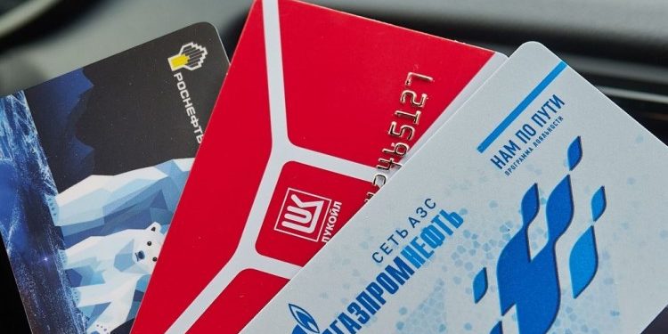 Как юридическому лицу оформить топливную карту: полезные советы
