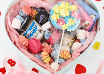 Как оформить коробку сладостей в подарок: интересные идеи