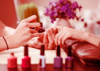 Почему стоит делать маникюр в салоне красоты: его достоинства