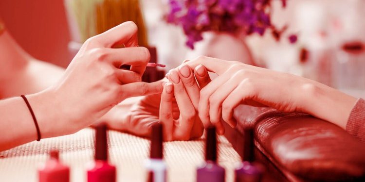 Почему стоит делать маникюр в салоне красоты: его достоинства