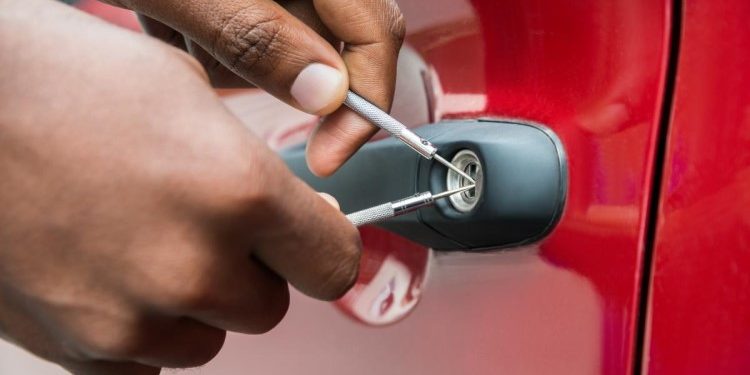 Как осуществляется аварийное вскрытие авто: основные правила