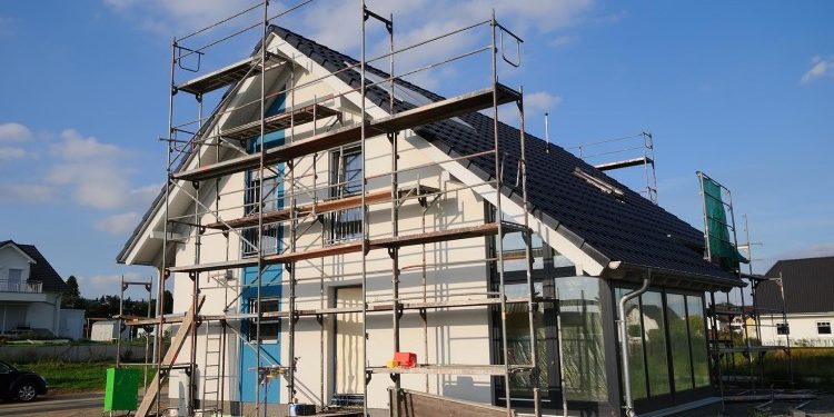 В какое время года лучше проводить фасадные работы: полезные советы