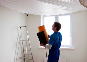 Как осуществляется установка натяжного потолка с нагревом: особенности процесса