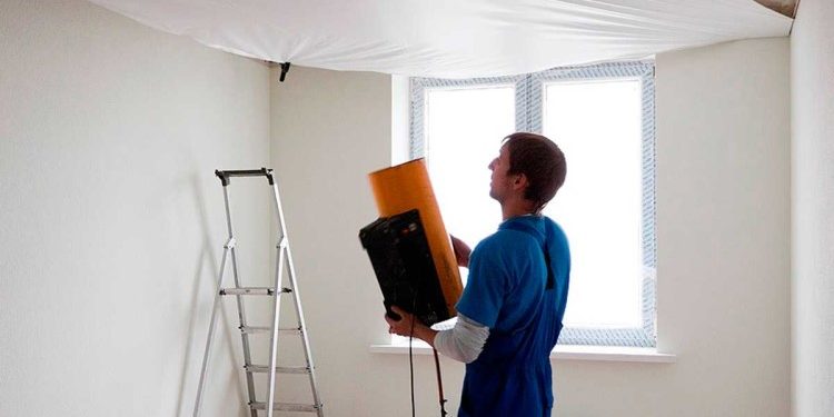 Как осуществляется установка натяжного потолка с нагревом: особенности процесса