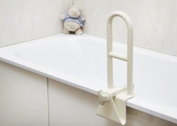 Как выбрать поручень для ванной для пожилых: перечень требований к нему