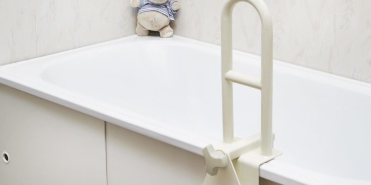 Как выбрать поручень для ванной для пожилых: перечень требований к нему