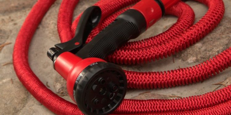 Как выбрать качественный шланг для полива: перечень требований к нему