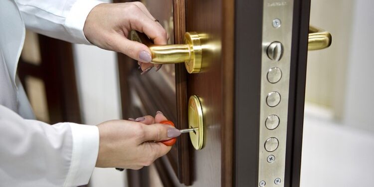 Выбираем входные двери в квартиру: каким требованиям они должны соответствовать