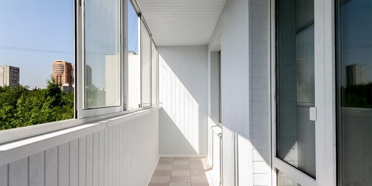 Переваги використання металопластикових вікон для скління балконів в Одесі