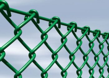 Покрокова інструкція по установці забору-сітки: яких правил дотримуватися