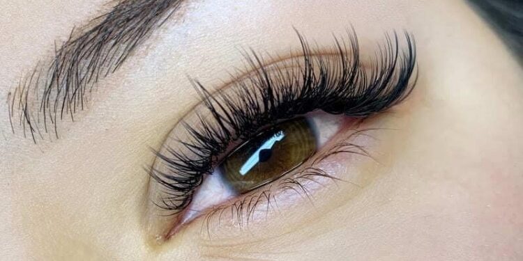 Наиболее популярные техники наращивания ресниц: какую использовать