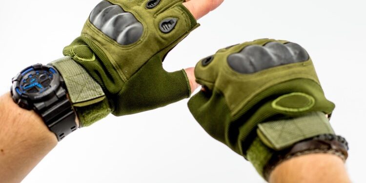 Как выбрать качественные тактические перчатки: перечень требований к ним