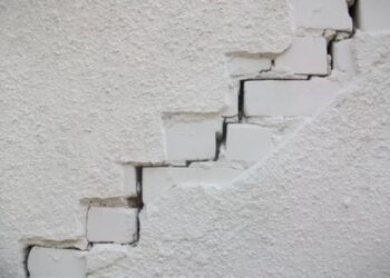 Що робити, якщо у стінах з’явилися тріщини: корисні поради щодо ремонту