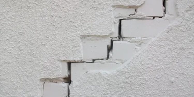 Що робити, якщо у стінах з’явилися тріщини: корисні поради щодо ремонту