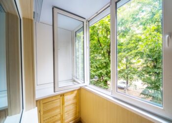 Как осуществляется остекление лоджий пластиком: правила работы