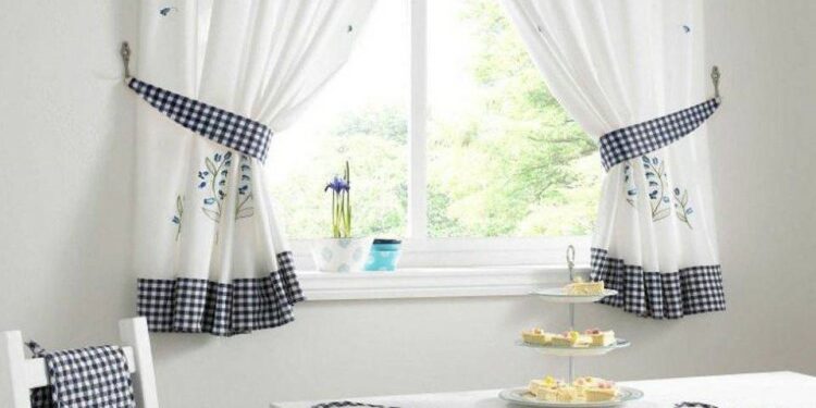 На что обратить внимание при выбору кухонных штор: полезные советы