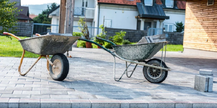 Асфальт или тротуарная плитка — что выбрать